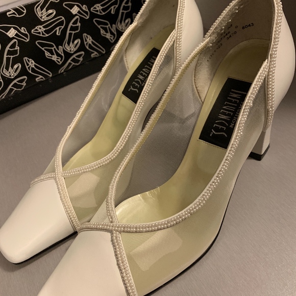 WEDDING SHOES SIZE 9.5 WITH PEARL BEADING - Picture 4 of 5